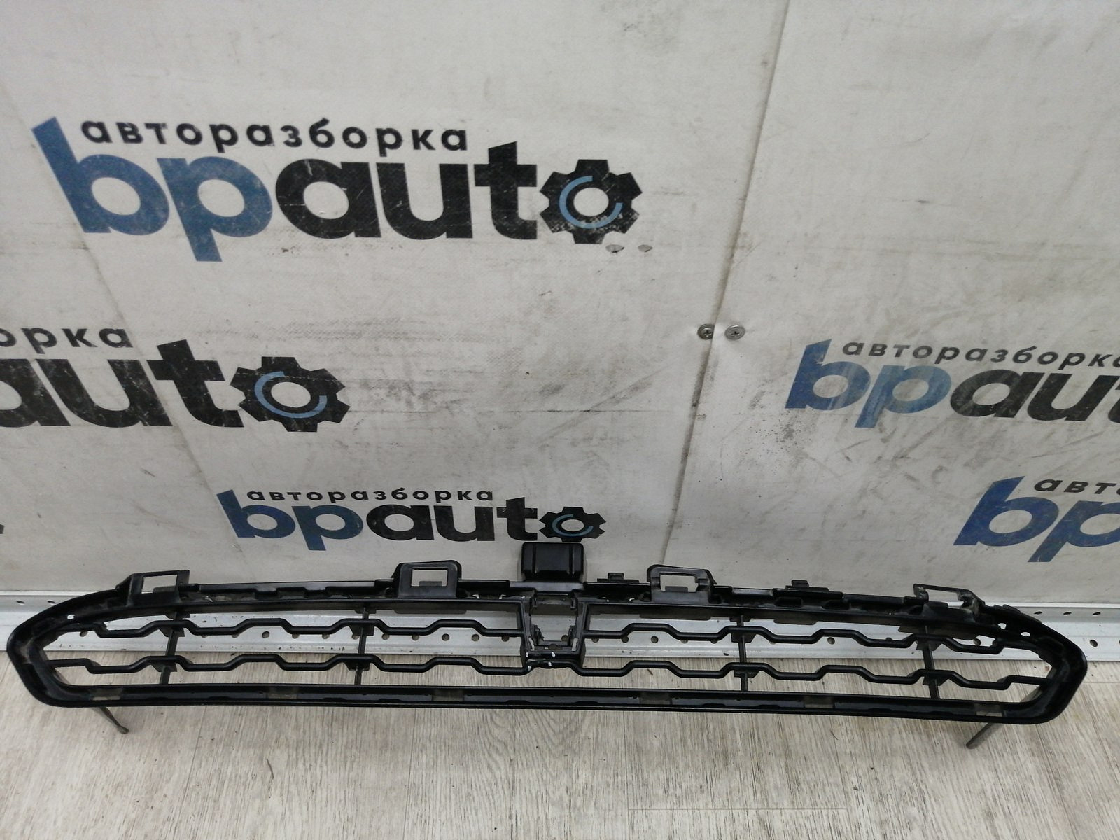 Фотография детали AA045109; Решетка переднего бампера верхняя, М-пакет; под камер. (51118060891) для BMW Х6 II (F16) (2014-2019)/БУ; Оригинал; Р1, Мелкий дефект; . Фото номер 1