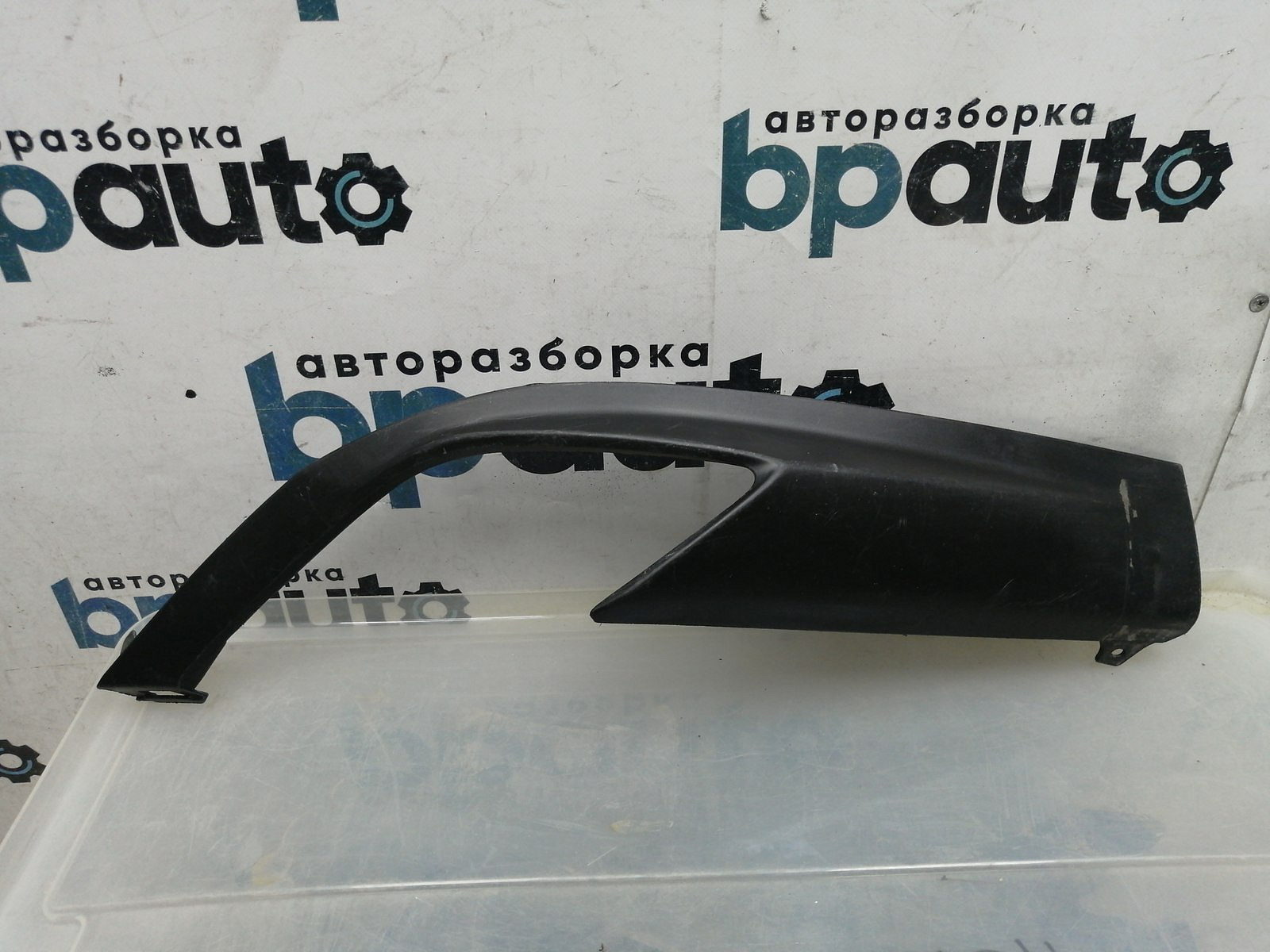 Пример детали Накладка заднего бампера правая (52177-48010); Lexus RX IV (2016 — 2019) /AA045576/ БУ; Оригинал; Р1, Мелкий дефект; 