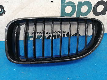 Фотография детали AA034181; Решетка радиатора левая (51137212849) для BMW 6 серия F06 F13 F12/БУ; Оригинал; Р1, Мелкий дефект; . Фото номер 1
