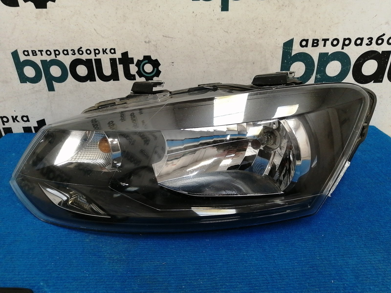 Пример детали Фара галоген левая (6RU941015); Volkswagen Polo V Sedan (2010-2014) /AA042401/ БУ; Оригинал; Р1, Мелкий дефект; 