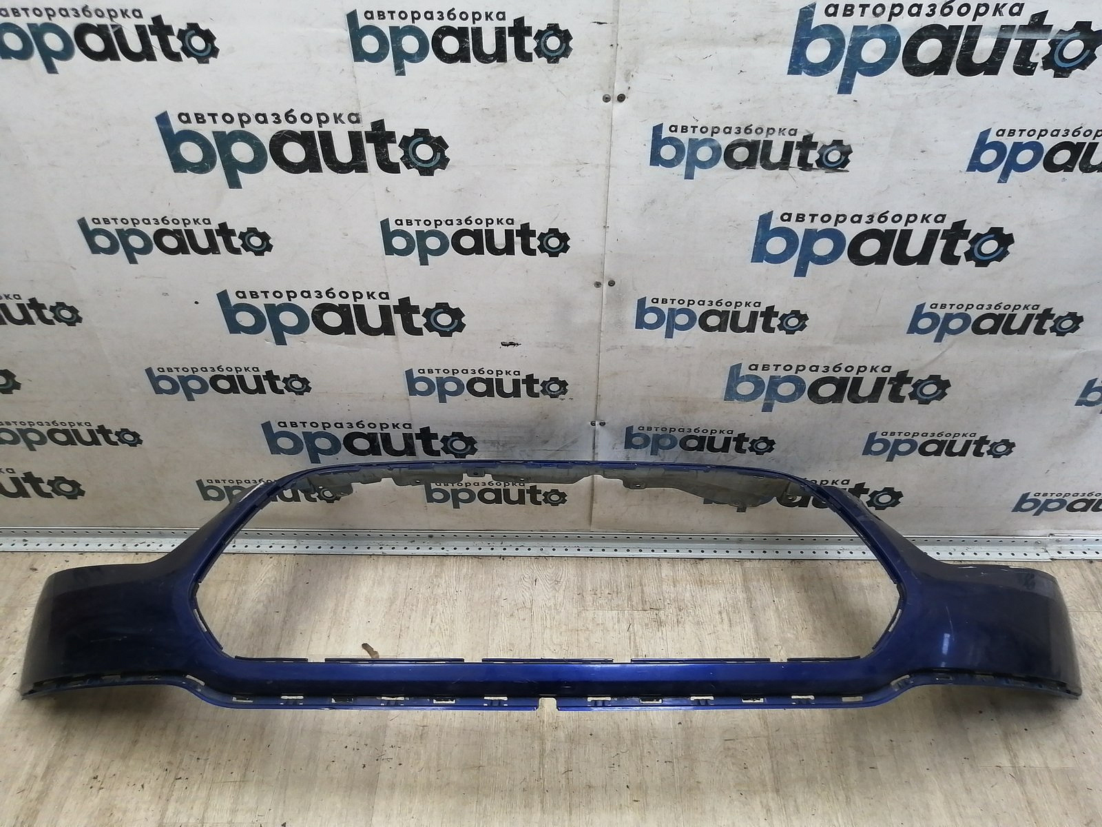 Пример детали Бампер передний, верхняя часть (BK31-17F003-AHW); Ford Transit (2014-н.в.) /AA046403/ БУ; Оригинал; Р1, Мелкий дефект; ДхШхВ 1,86х0,52х0,42; 