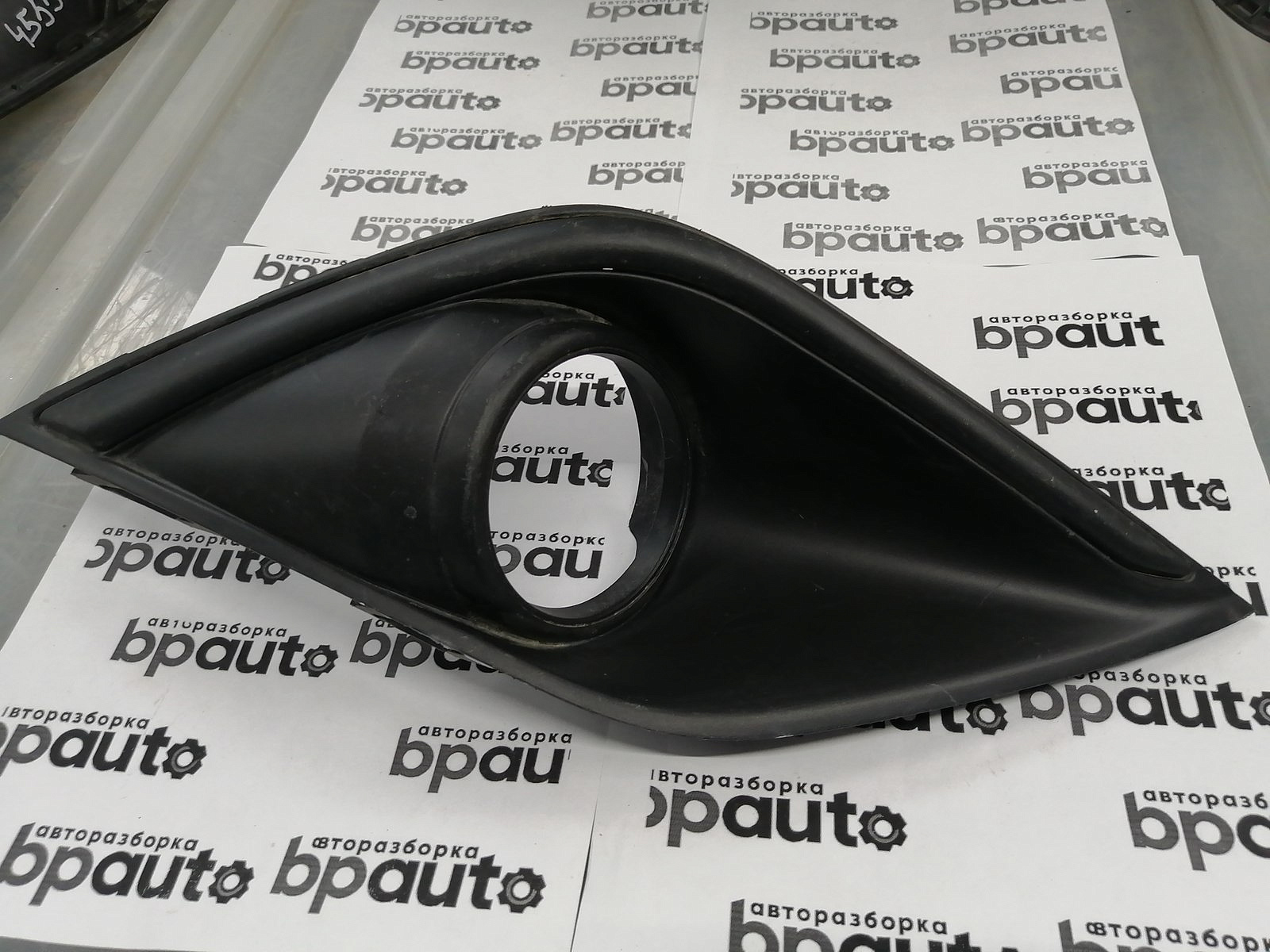 Фотография детали AA045549; Накладка ПТФ правая (6400H702) для Mitsubishi Outlander/БУ; Оригинал; Р1, Мелкий дефект; . Фото номер 1