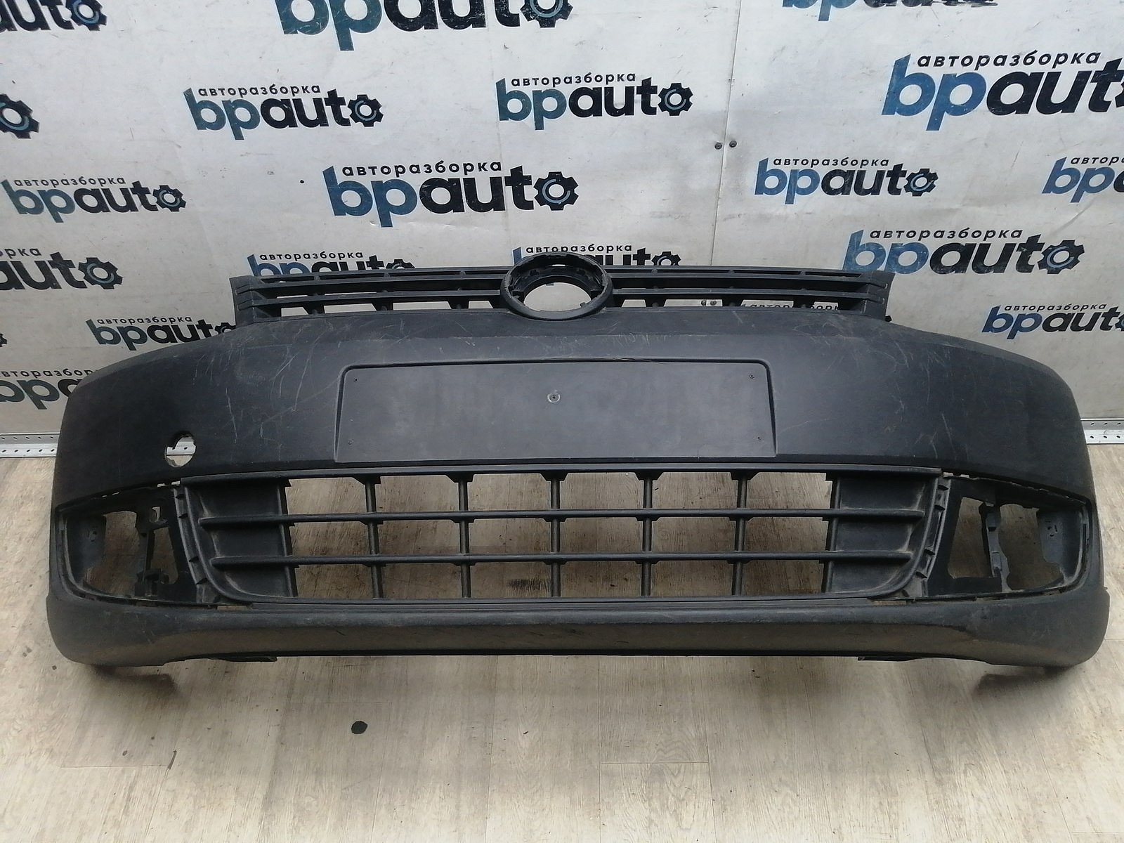 Пример детали Бампер передний; без паркт.; без омыват. (2K5807221A); Volkswagen Caddy III рест. (2010-2015) /AA045718/ БУ; Оригинал; Р1, Мелкий дефект; 