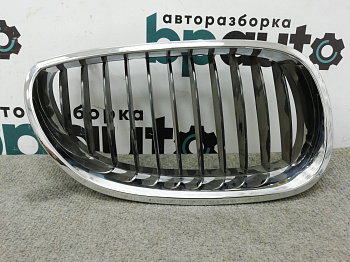 Пример детали Решетка радиатора правая хром (51137065702); BMW 5 серия V Sedan (Е60) (2002-2007), V Wagon (Е61) (2002-2007) /AA005677/ Нов с деф; Неоригинал; Р1, Мелкий дефект; 