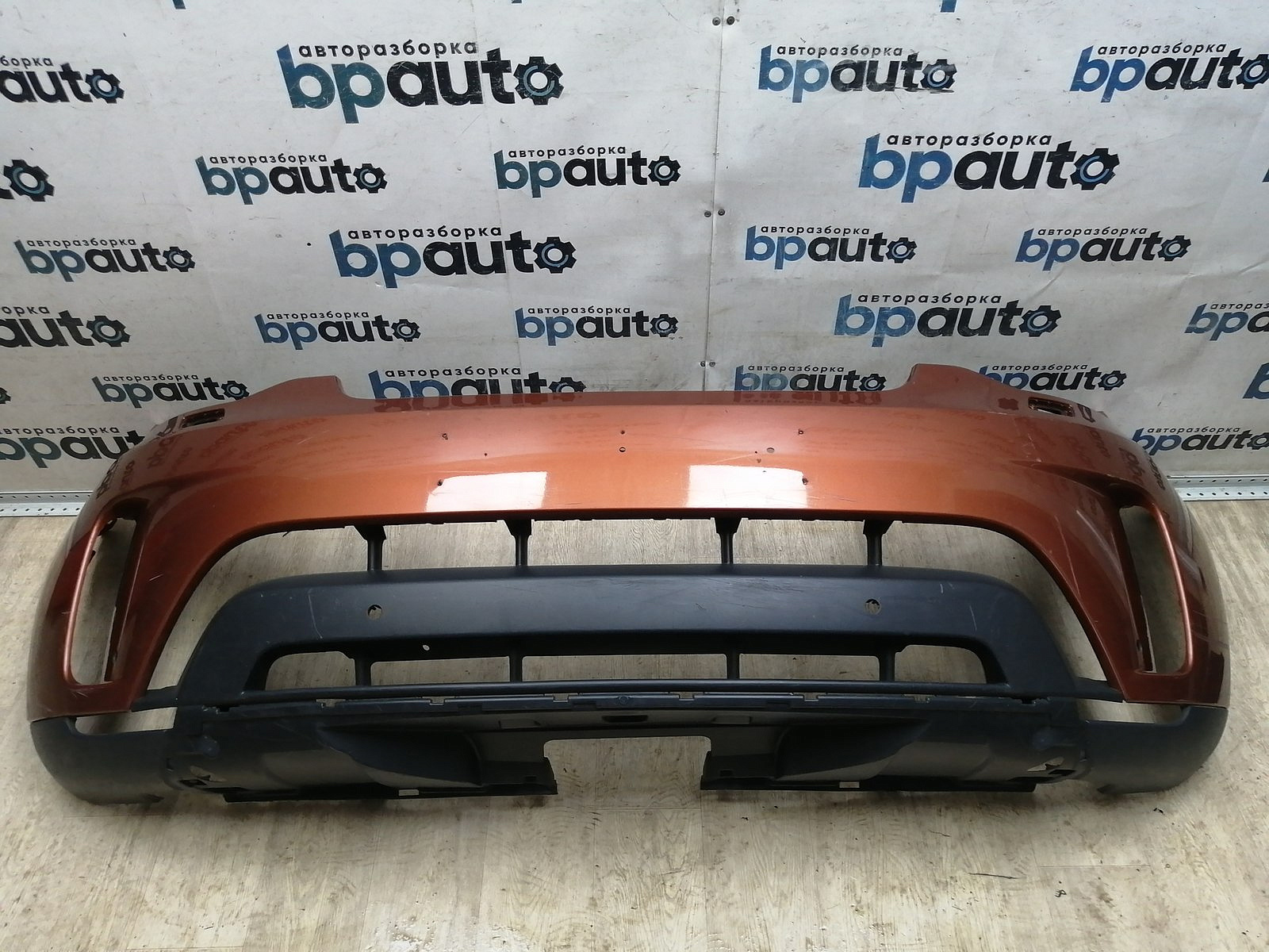 Пример детали Бампер передний; под паркт.; под омыват. (HY32-17F003-AAW); Land Rover Discovery V L462 (2017 - 2020) /AA045867/ БУ; Оригинал; Р1, Мелкий дефект; ДхШхВ 2,05х0,65х0,68; 