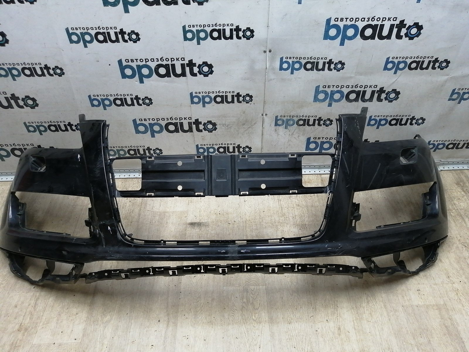 Пример детали Бампер передний; под паркт.; под омыват. (4L0 807 437 H); Audi Q7 I рест. (2010-2015) /AA045530/ БУ; Оригинал; Р1, Мелкий дефект; 