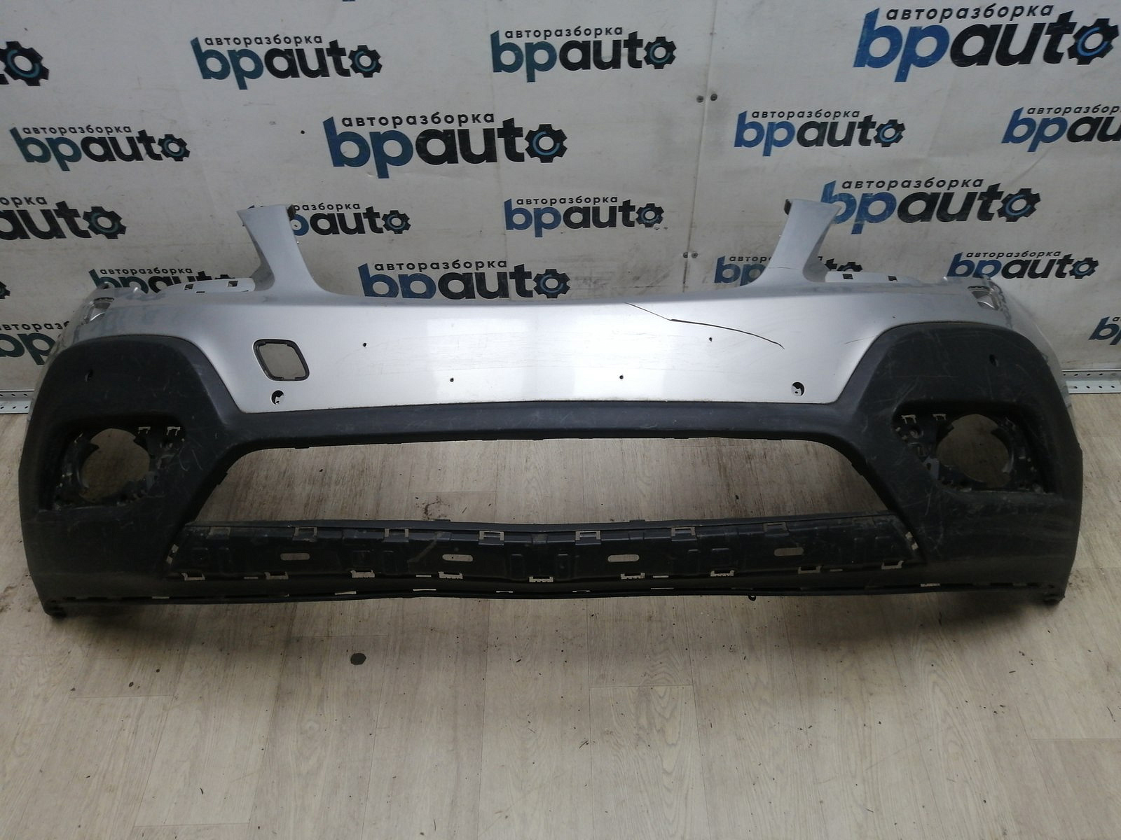 Пример детали Бампер передний; под паркт.; под омыват. (95122388); Opel Mokka (2012 - 2015) /AA045052/ БУ; Оригинал; Р1, Мелкий дефект; 
