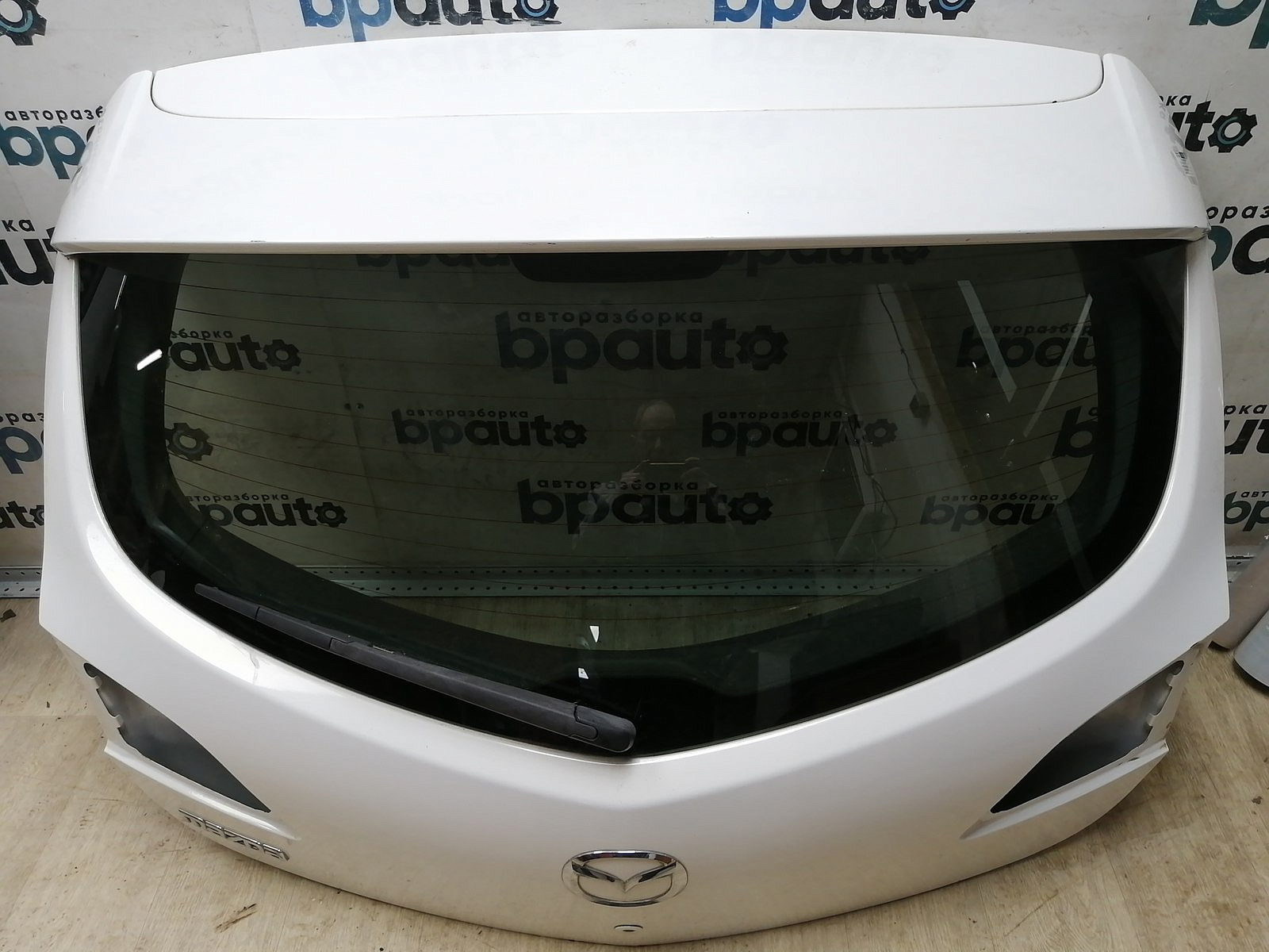 Пример детали Крышка багажника (BBY1-6202X); Mazda 3 II (BL) HB (2009-2011), II (BL) рест. HB (2011-2013) /AA045283/ БУ; Оригинал; Р0, Хорошее; (34K) Белый перламутр