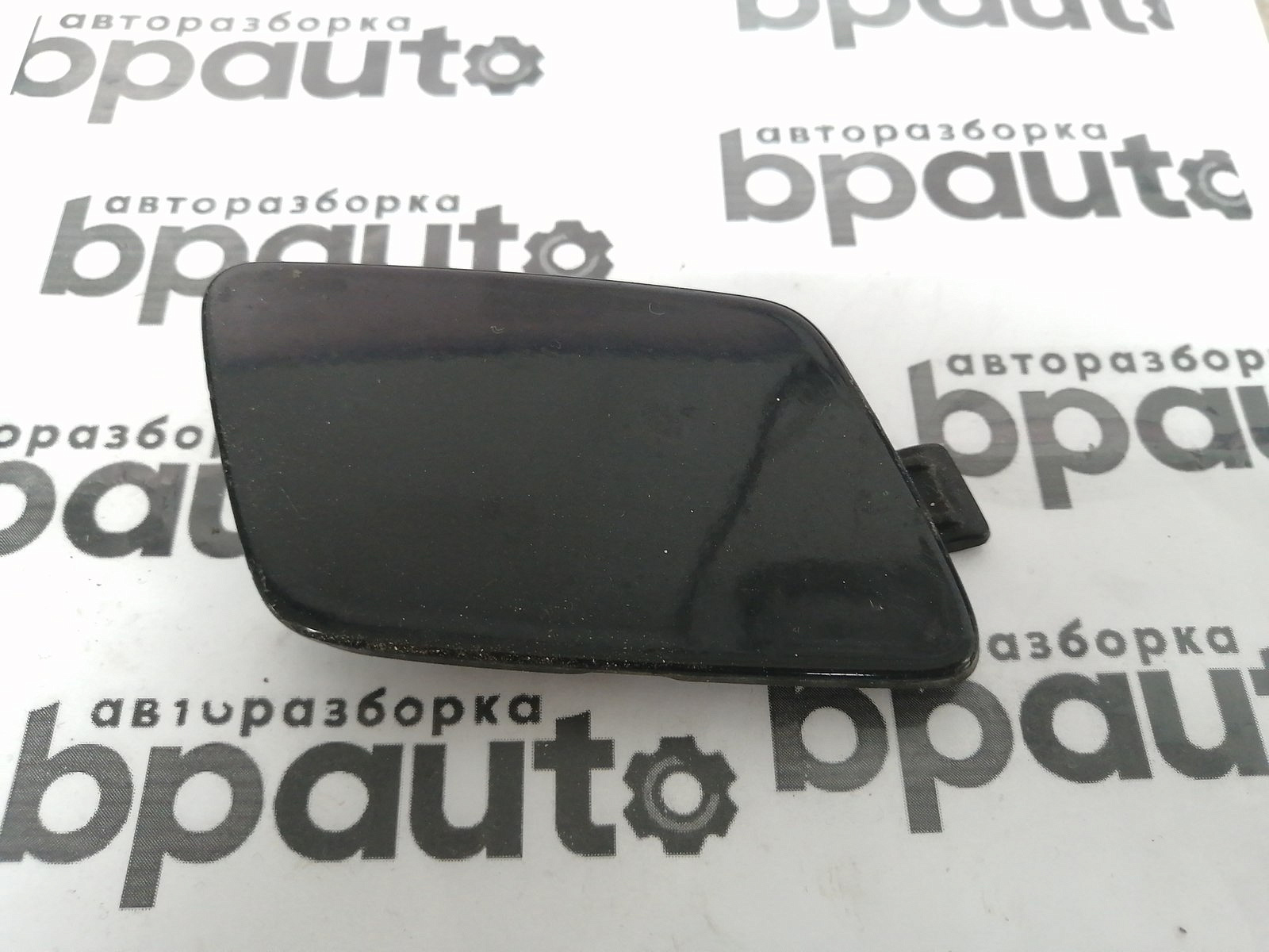 Пример детали Заглушка буксир. крюка переднего бампера (4K0807241); Audi A6 V (C8) Wagon (2018-2023), V (C8) Sedan (2018-2023) /AA045953/ БУ; Оригинал; Р1, Мелкий дефект; 