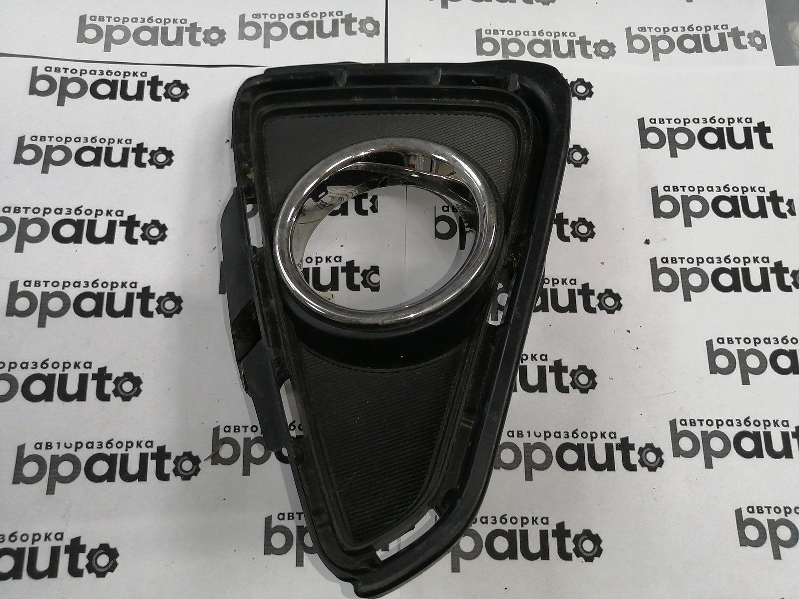 Фотография детали AA045554; Накладка ПТФ правая (52030-42050) для Toyota Rav4 40 рест. (2015 — 2019)/БУ; Оригинал; Р1, Мелкий дефект; . Фото номер 1