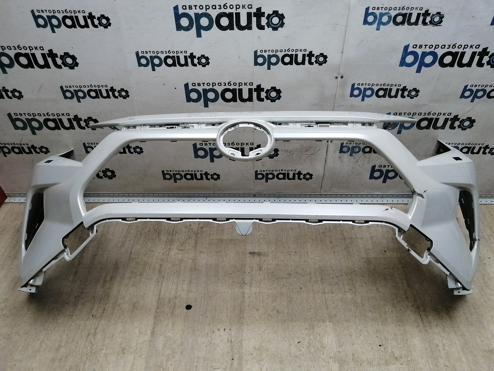 Пример детали Бампер передний; без паркт.; под омыват. (52119-0R280); Toyota Rav4 50 (2019 -2025) /AA045804/ БУ; Оригинал; Р1, Мелкий дефект; 