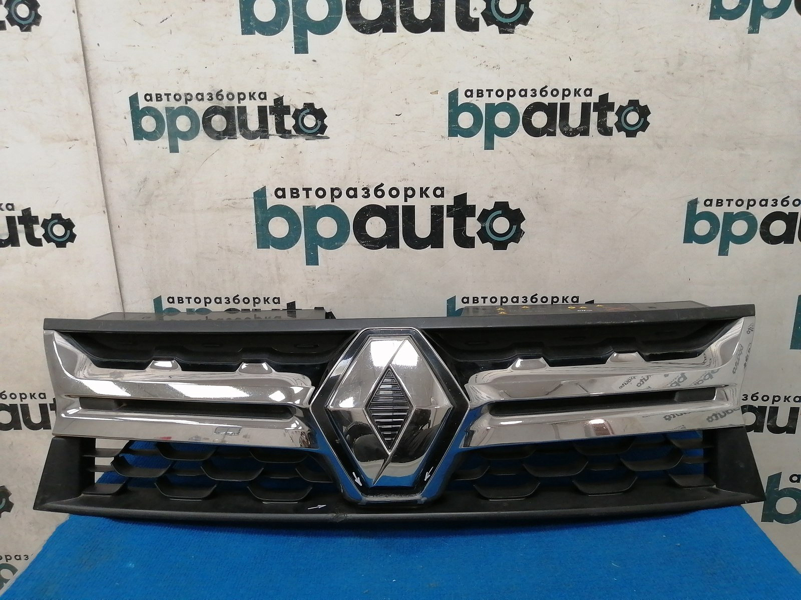 Фотография детали AA038843; Решетка радиатора (623103564R) для Renault Duster I рест. (2015-2021)/БУ; Оригинал; Р1, Мелкий дефект; . Фото номер 1