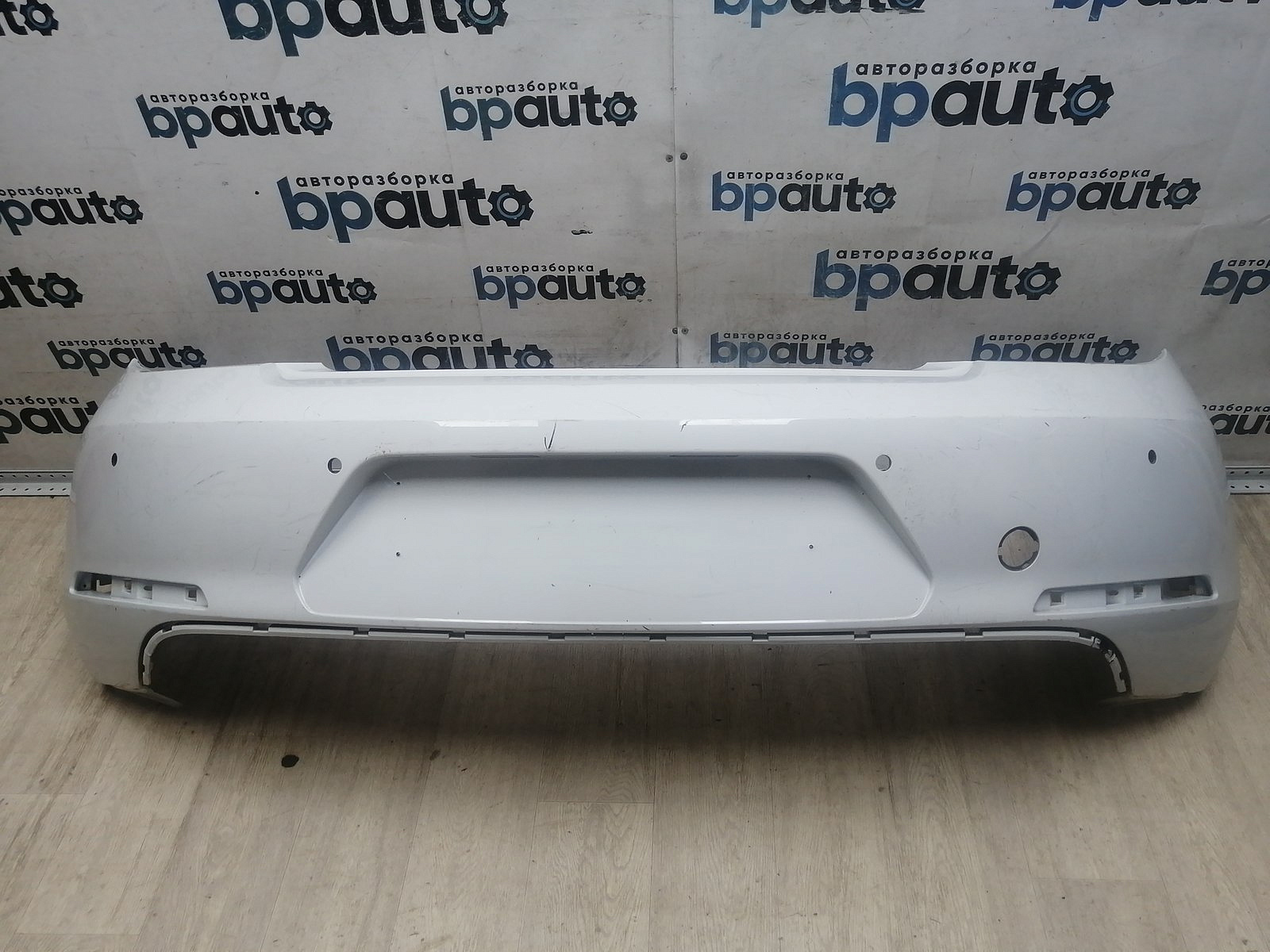 Фотография детали AA046031; Бампер задний; под паркт. (5С5807421J) для Volkswagen Beetle II (A5) (2011-2019)/БУ; Оригинал; Р1, Мелкий дефект; . Фото номер 1