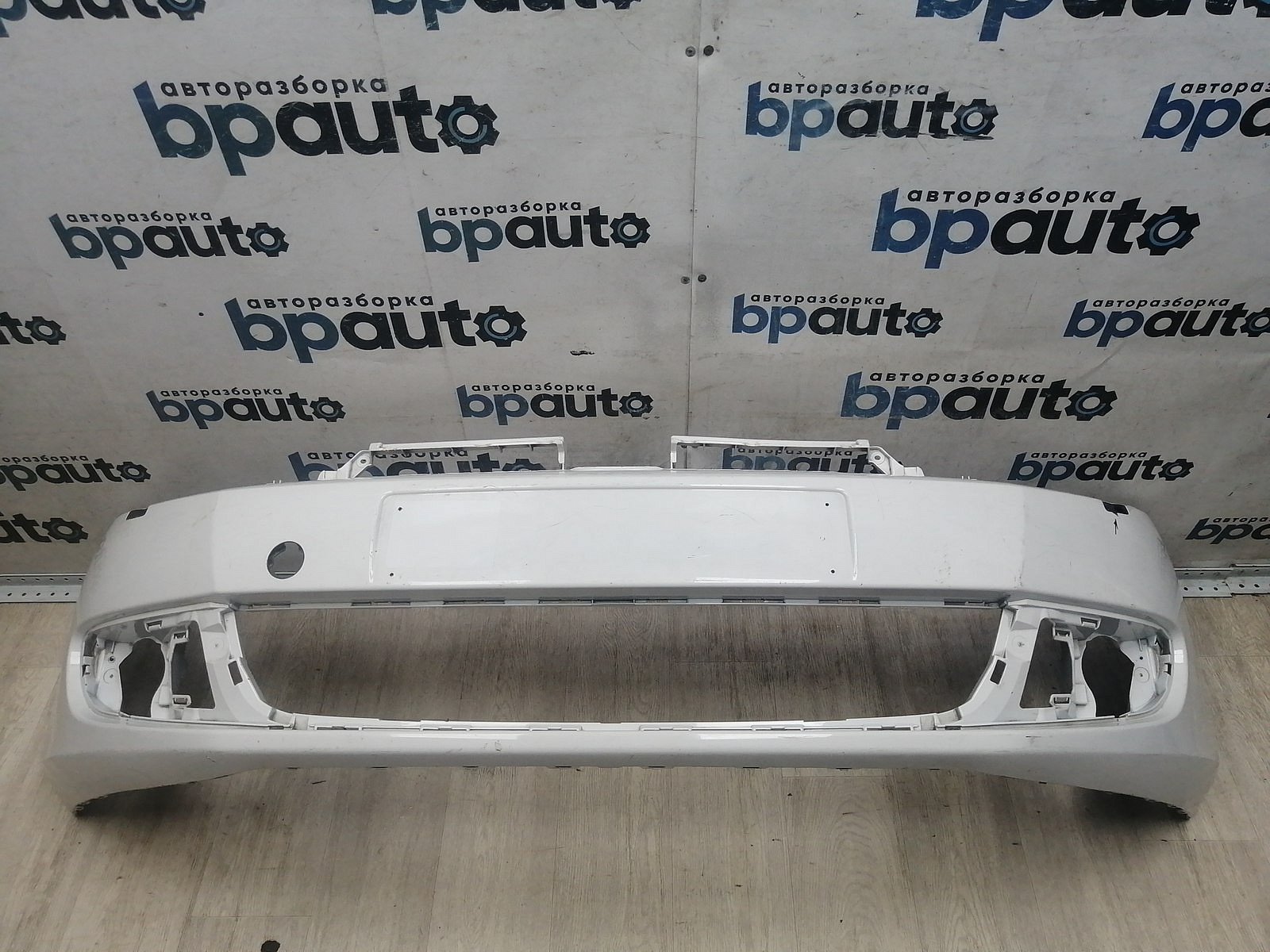 Пример детали Бампер передний; без паркт.; под омыват. (5K0807221); Volkswagen Golf VI HB 5D (2008- 2012), VI HB 3D (2008- 2012) /AA045975/ БУ; Оригинал; Р1, Мелкий дефект; 