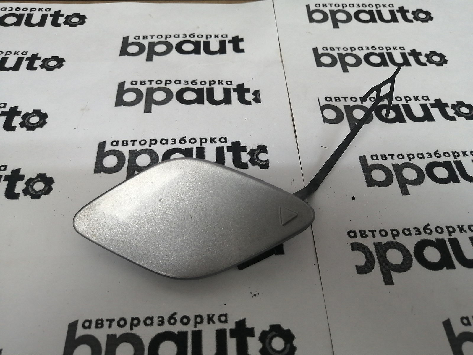 Фотография детали AA045973; Заглушка буксир. крюка переднего бамепера (6600248434) для Geely Coolray I (2020 -2023)/БУ; Оригинал; Р0, Хорошее; . Фото номер 1