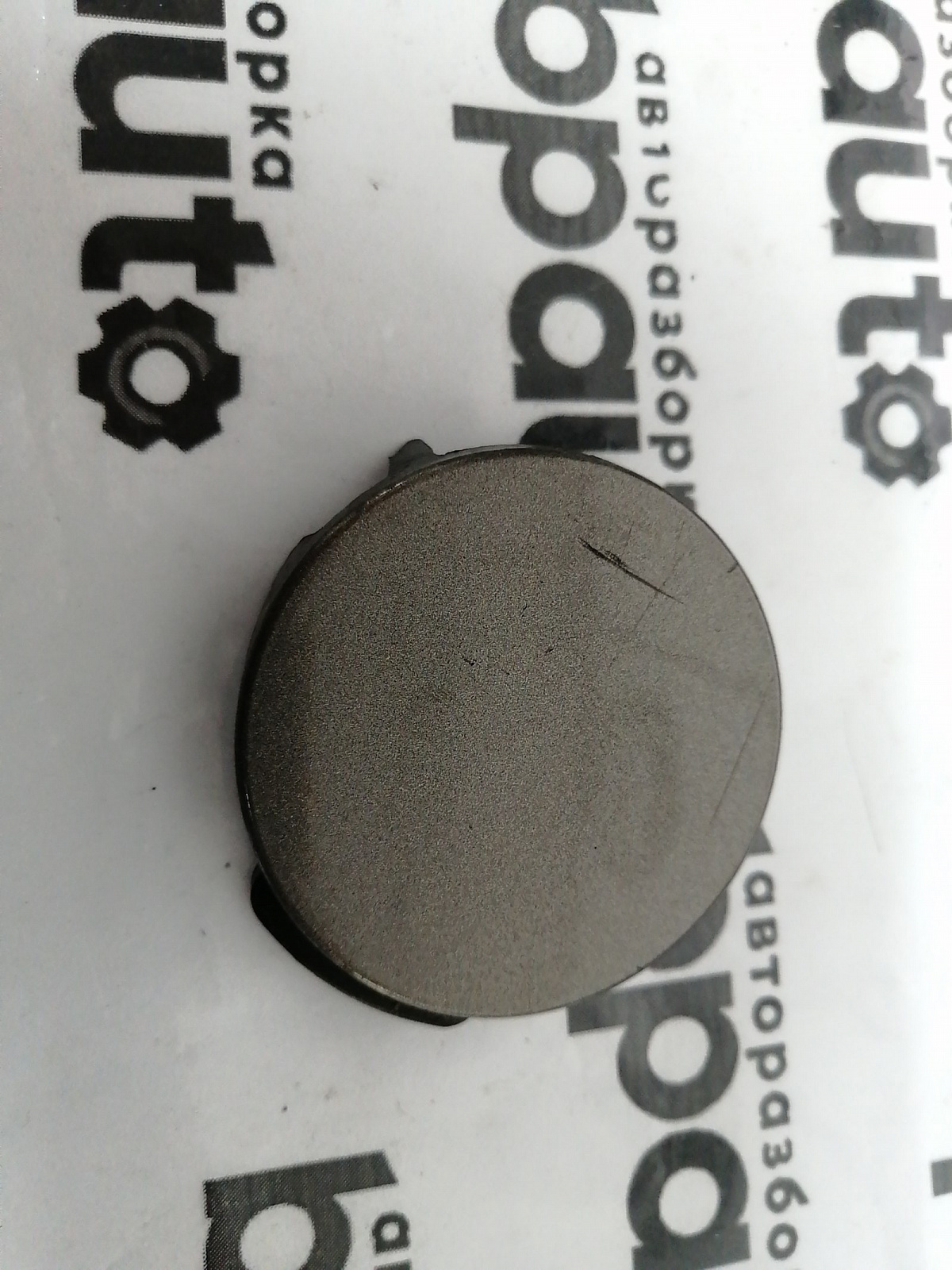 Пример детали Заглушка буксир. крюка переднего бампера (5M0807241A); Volkswagen Golf Plus II (2009-2014) /AA045956/ БУ; Оригинал; Р1, Мелкий дефект; 