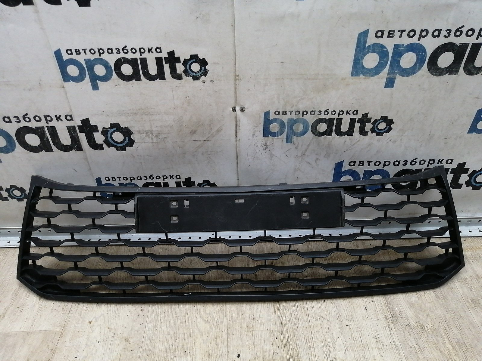 Фотография детали AA045278; Решетка переднего бампера; под паркт. (6402A373) для Mitsubishi Pajero Sport III (2015-2020)/БУ; Оригинал; Р1, Мелкий дефект; . Фото номер 1