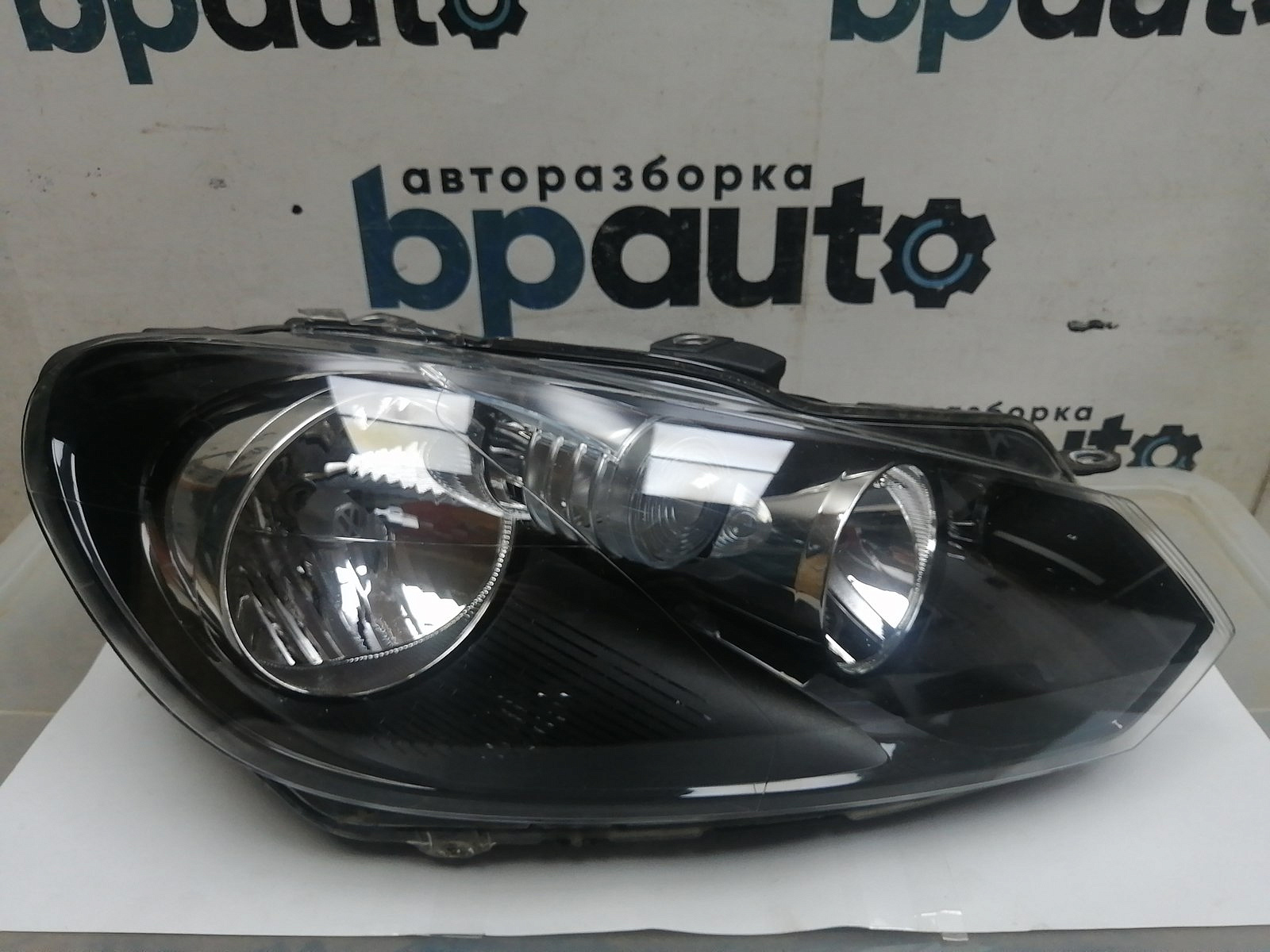 Пример детали Фара галоген правая (5K1941006P); Volkswagen Golf VI HB 5D (2008- 2012), VI Wagon (2008- 2012), VI HB 3D (2008- 2012) /AA046036/ БУ; Оригинал; Р1, Мелкий дефект; 