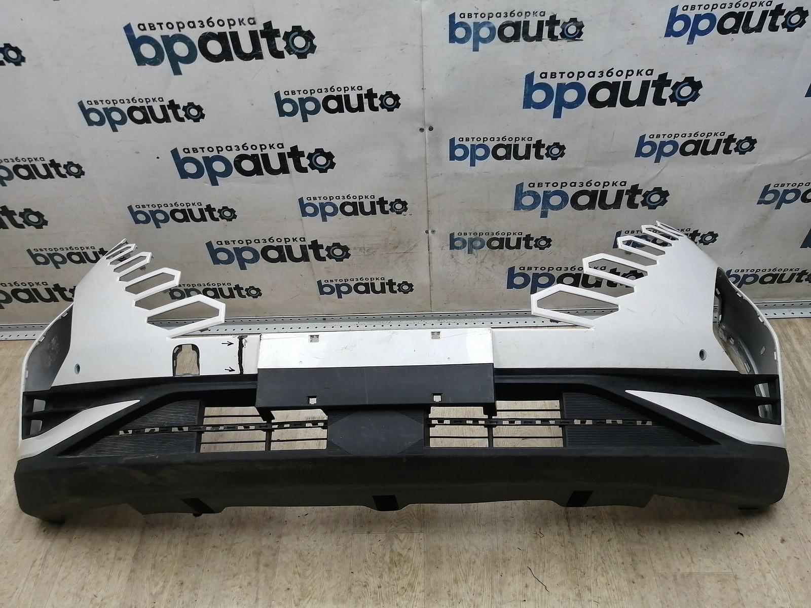 Пример детали Бампер передний; под паркт.; без омыват. (602002155AA); Omoda C5 (2022- н.в.) /AA045872/ БУ; Оригинал; Р1, Мелкий дефект; 