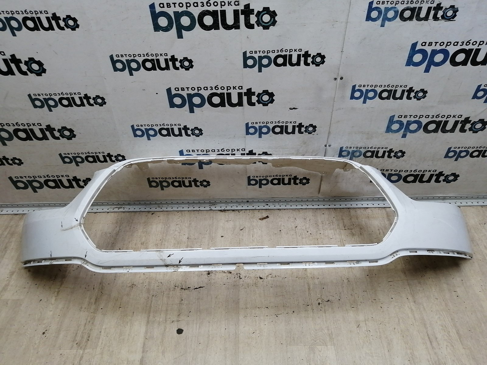 Пример детали Бампер передний, верхняя часть (BK31-17F003-AHW); Ford Transit (2014-н.в.) /AA046423/ БУ; Оригинал; Р1, Мелкий дефект; ДхШхВ 1,86х0,52х0,42; 