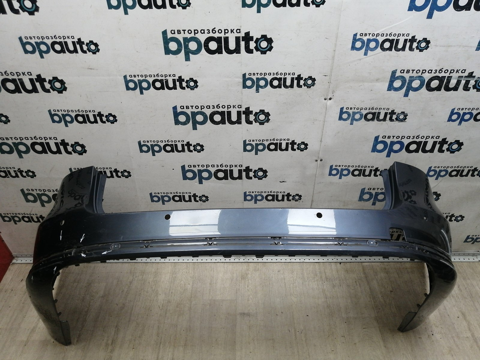 Пример детали Бампер задний; под паркт. (3AF807421A); Volkswagen Passat B7 Wagon (2011- 2014) /AA046059/ БУ; Оригинал; Р1, Мелкий дефект; ДхШхВ 1,96х0,83х0,52; 