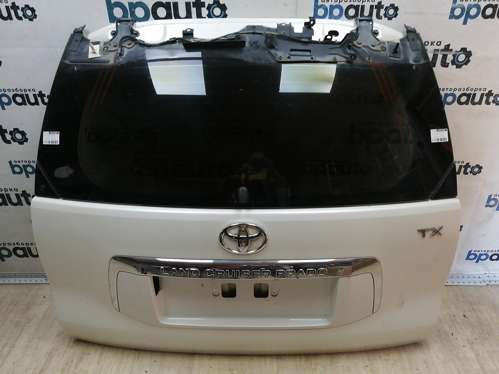 Пример детали Крышка багажника (67005-60F50); Toyota Land Cruiser Prado 150 (2010 — 2013) /AA044897/ БУ; Оригинал; Р0, Хорошее; (070) Белый перламутр 3х. сл.