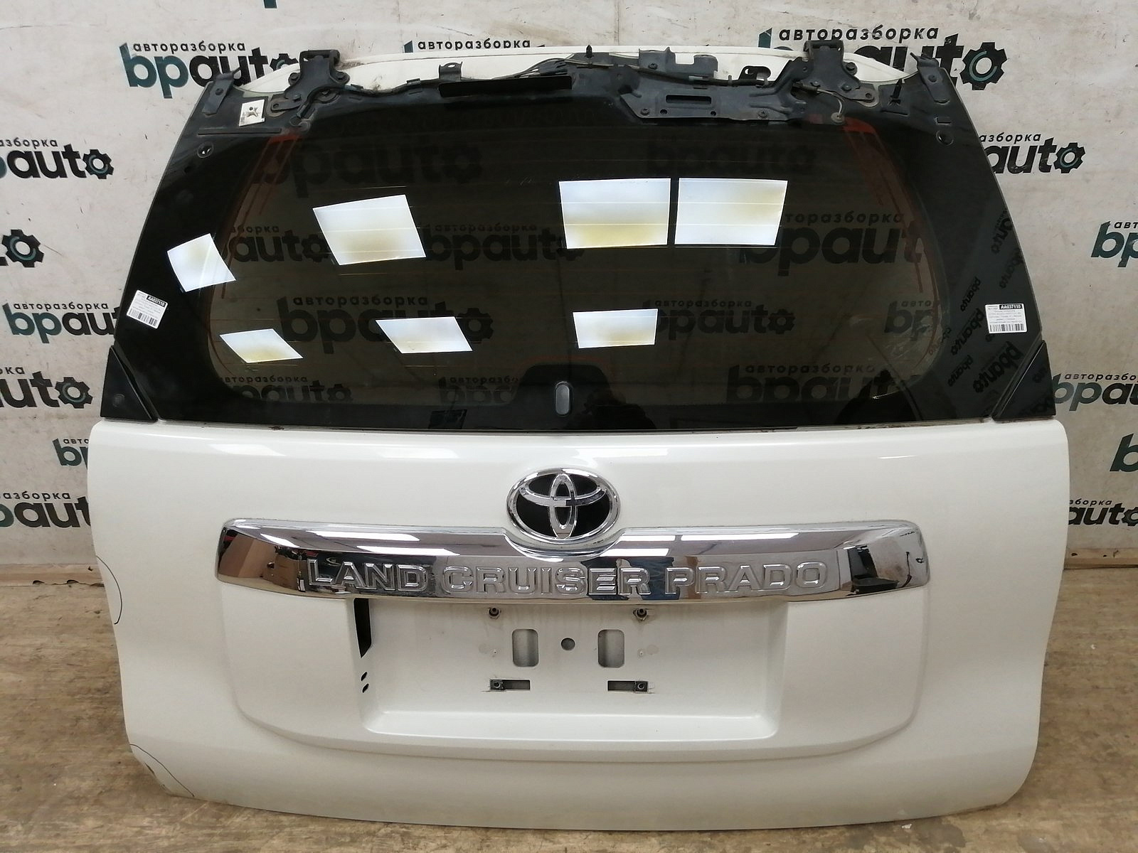 Пример детали Крышка багажника (67005-60L30); Toyota Land Cruiser Prado 150 рест.2 (2017- 2020), 150 рест.3 (2020- н.в.) /AA037110/ БУ; Оригинал; Р1, Мелкий дефект; (070) Белый перламутр 3х. сл.