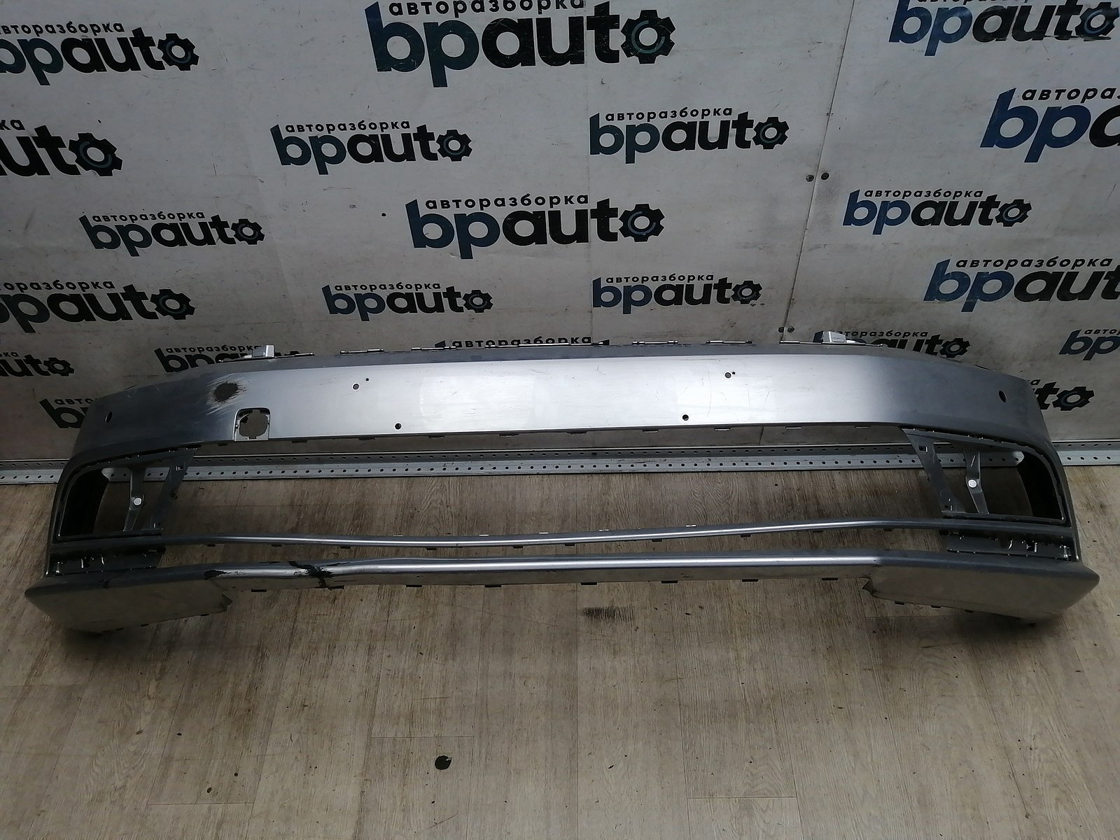 Пример детали Бампер передний; под паркт.; под омыват. (5СU807221A); Volkswagen Jetta VI рест. (2015-2018) /AA045687/ БУ; Оригинал; Р1, Мелкий дефект; 