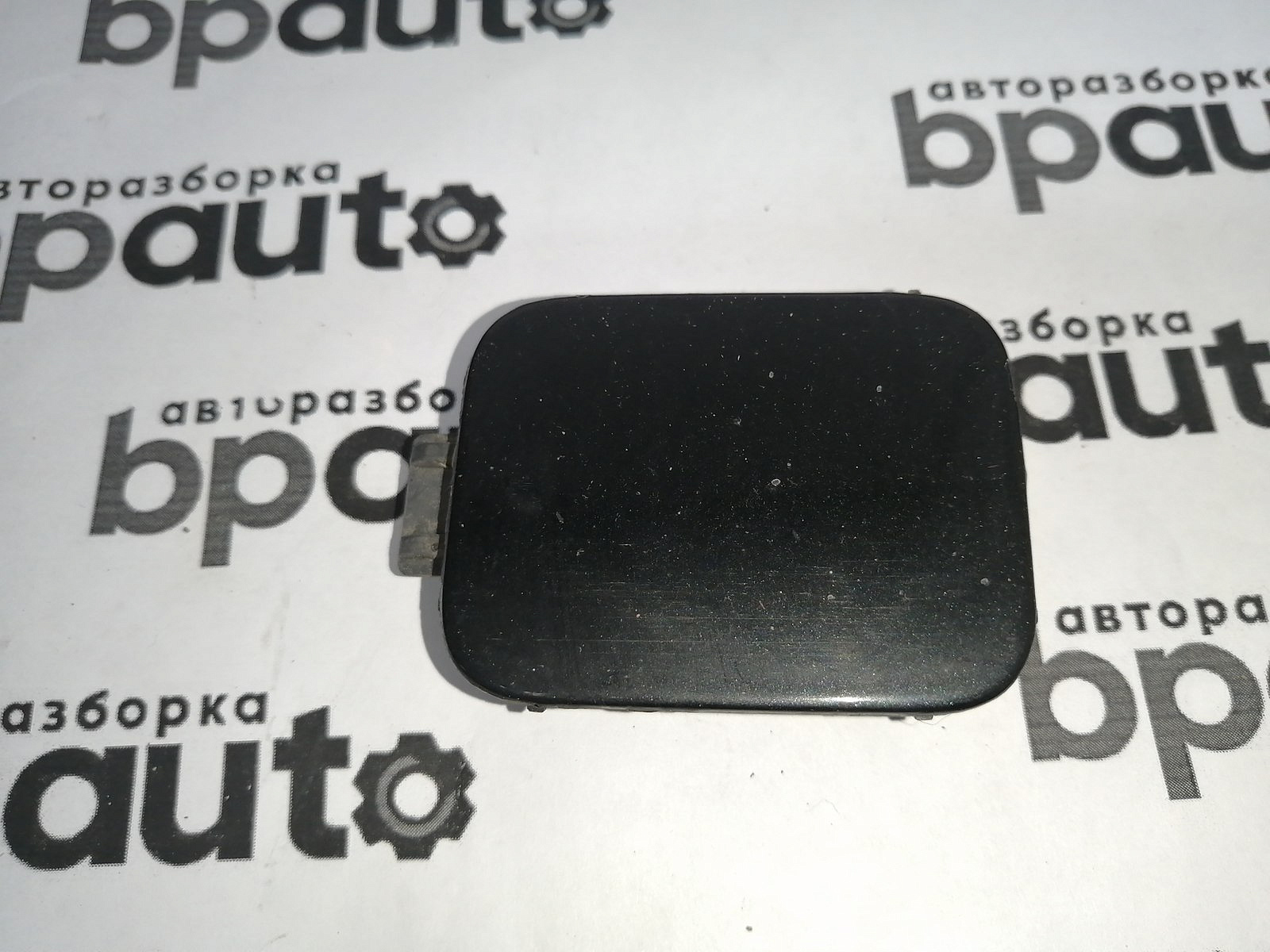 Пример детали Заглушка буксир.крюка переднего бампера (51117184707); BMW 5 серия V Sedan (Е60) рест. (2007-2010), V Wagon (Е61) рест. (2007-2010) /AA045310/ БУ; Оригинал; Р1, Мелкий дефект; 