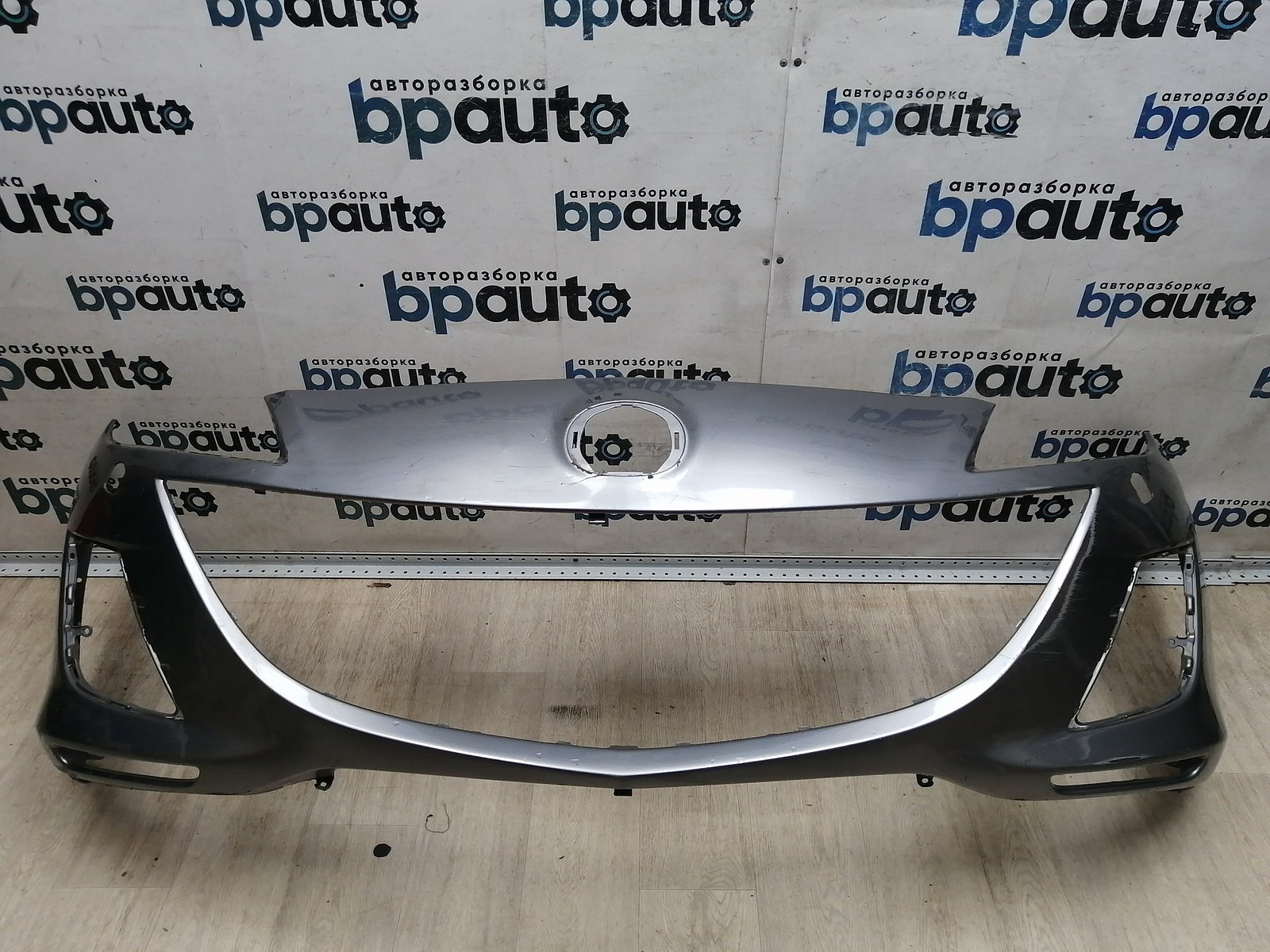 Пример детали Бампер передний; без паркт.; под омыват. (BCW8-50031); Mazda 3 II (BL) Sedan (2009-2011), II (BL) HB (2009-2011) /AA045740/ БУ; Оригинал; Р1, Мелкий дефект; 