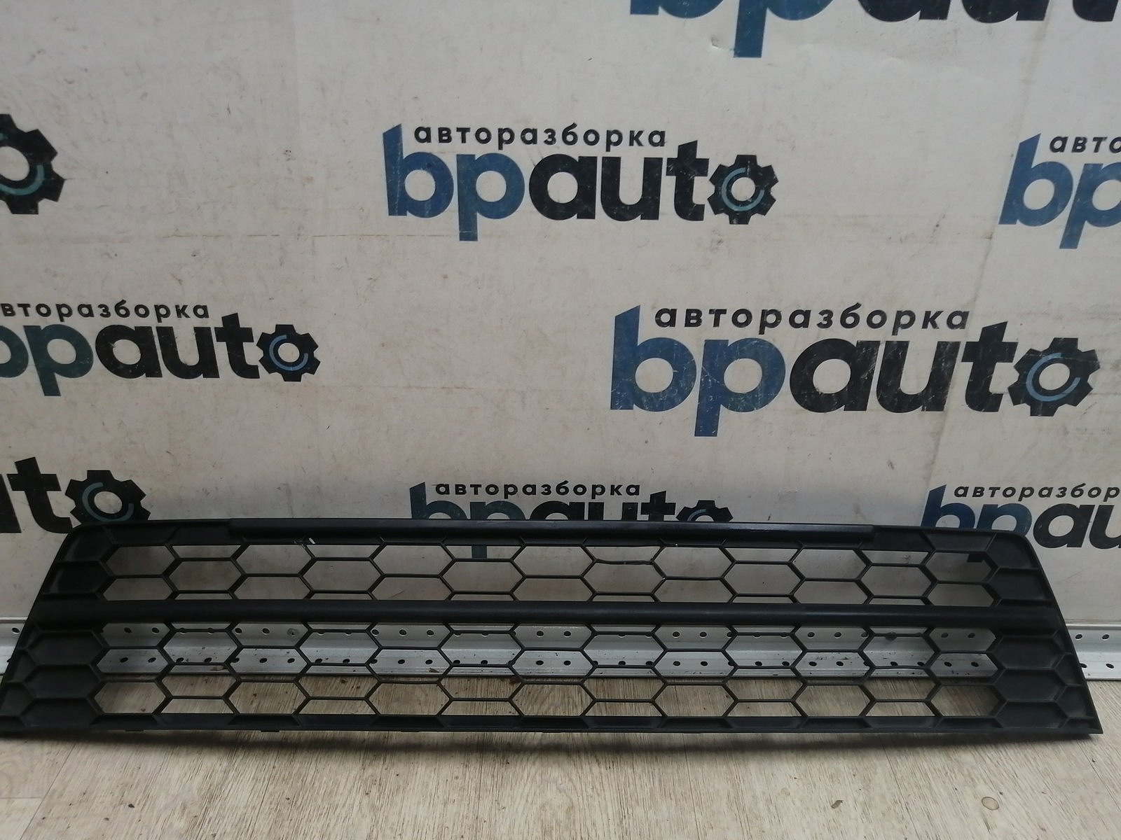 Фотография детали AA045114; Решетка переднего бампера (5l0853677) для Skoda Yeti I рест. (2013-2018)/БУ; Оригинал; Р1, Мелкий дефект; . Фото номер 1