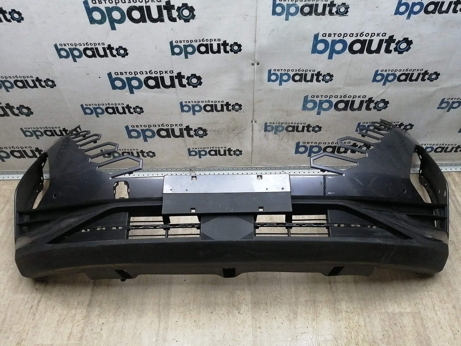 Пример детали Бампер передний; под паркт.; без омыват. (602002155AA); Omoda C5 (2022- н.в.) /AA045842/ БУ; Оригинал; Р1, Мелкий дефект; 