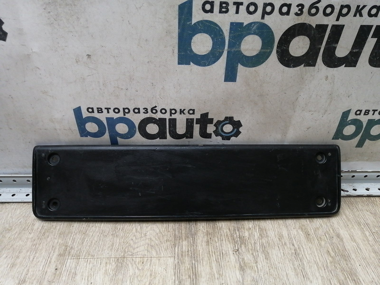 Пример детали Площадка под номер (3AA807287); Volkswagen Passat B7 Wagon (2011- 2014), B7 Sedan (2011- 2014) /AA045184/ БУ; Оригинал; Р1, Мелкий дефект; 