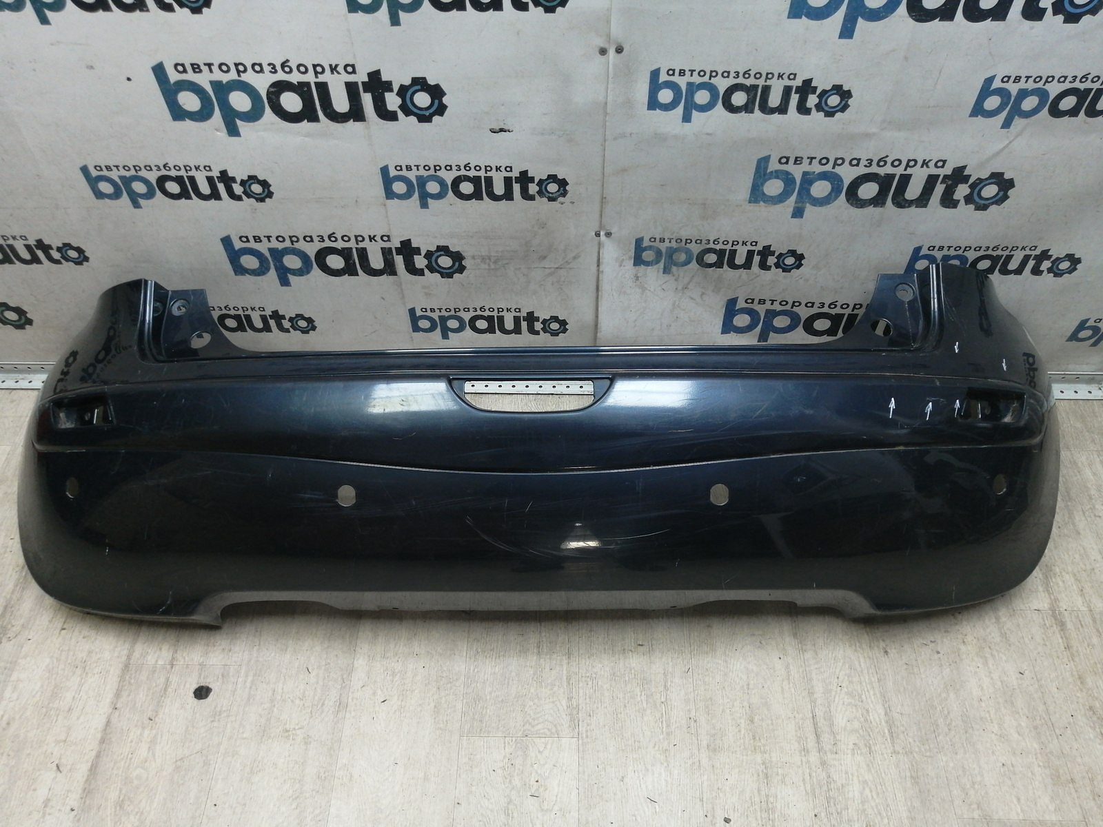 Пример детали Бампер задний; под паркт. (85022-9U040); Nissan Note I (2005-2009), I рест. (2009-2013) /AA046078/ БУ; Оригинал; Р1, Мелкий дефект; ДхШхВ 1,75х0,43х0,52; 
