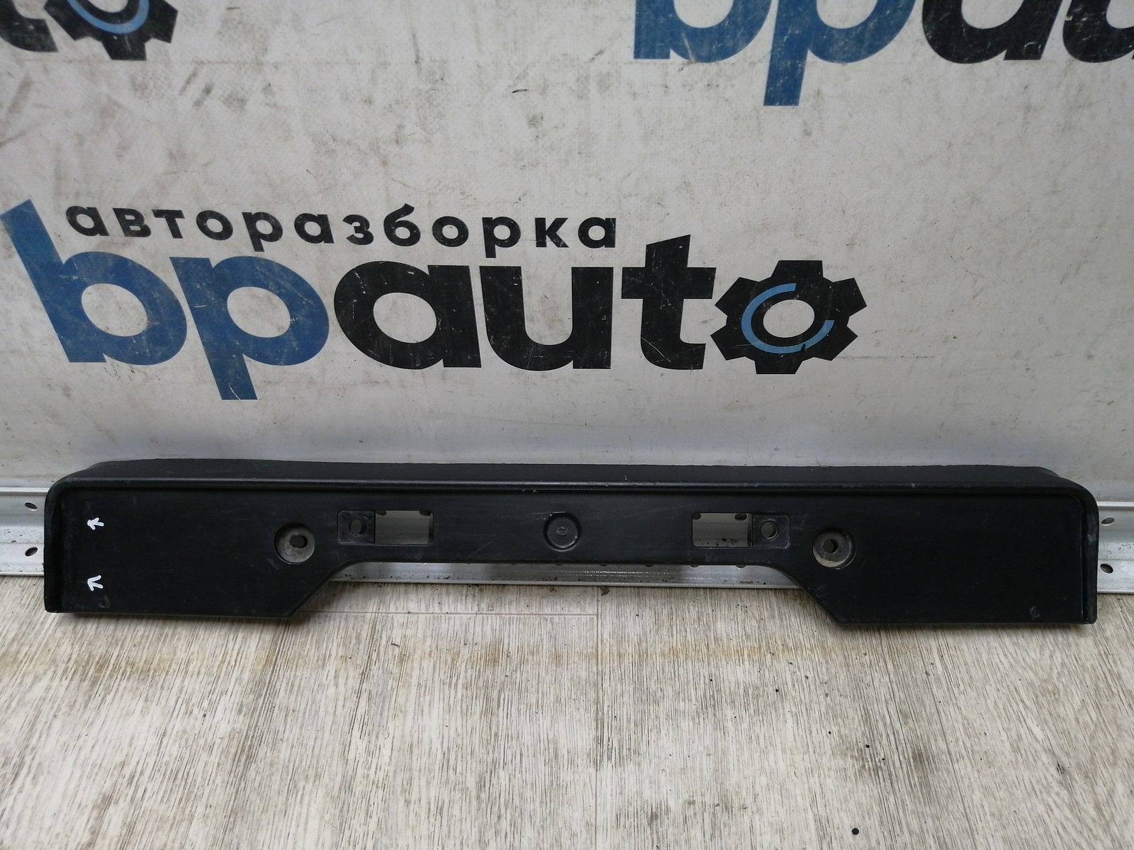 Фотография детали AA045186; Площадка под номер (52114-53220) для Lexus IS II рест.2 (2010 - 2013)/БУ; Оригинал; Р1, Мелкий дефект; . Фото номер 1