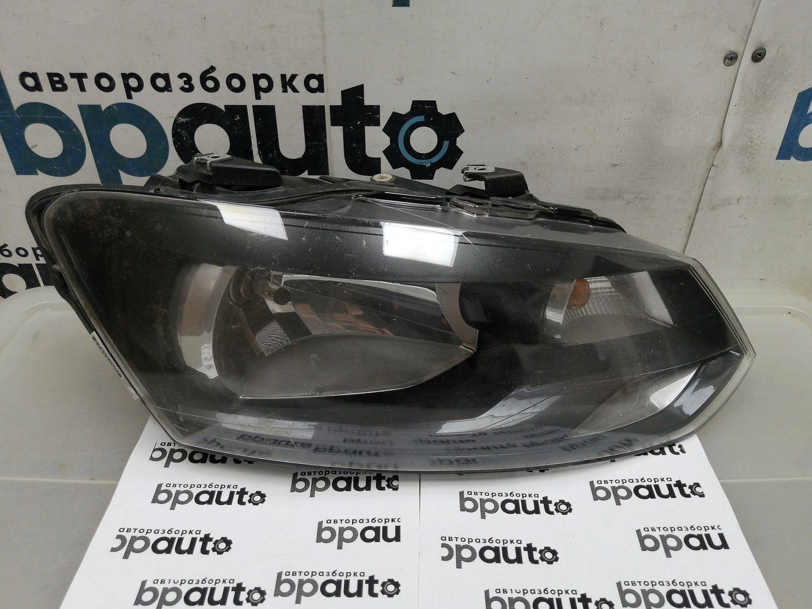 Пример детали Фара галоген правая (6RU941016); Volkswagen Polo V Sedan (2010-2014) /AA045522/ БУ; Оригинал; Р2, Удовлетворительное; 