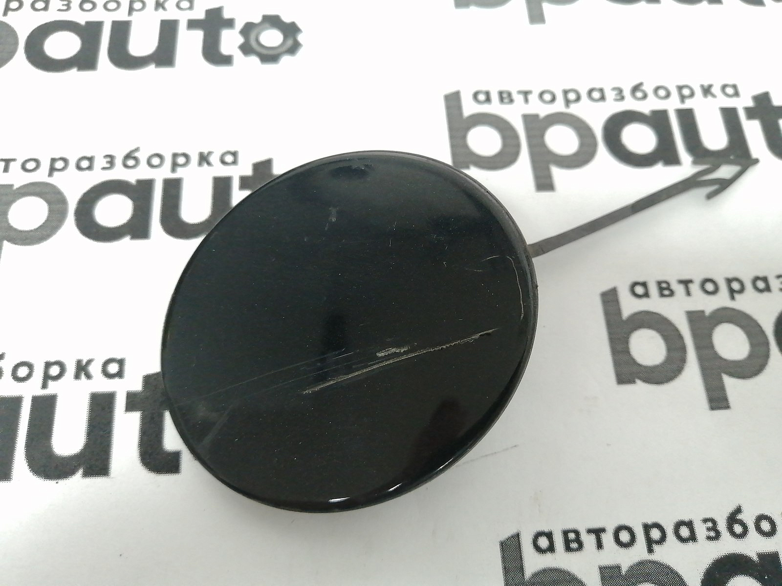 Пример детали Заглушка буксир. крюка переднего бампера (4G0 807 241); Audi A6 IV (C7) Sedan (2011-2014), IV (C7) Wagon (2011-2014) /AA045649/ БУ; Оригинал; Р1, Мелкий дефект; 