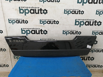 Фотография детали AA030539; Накладка крышки багажника нижняя, пластик (90901-JG00A) для Nissan X-Trail T31/БУ; Оригинал; Р1, Мелкий дефект; . Фото номер 1