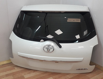 Пример детали Крышка багажника (67005-12B80); Toyota Auris I рест. (2010- 2013) /AA010647/ БУ; Оригинал; Р0, Хорошее; (070) Белый перламутр 3х. сл.