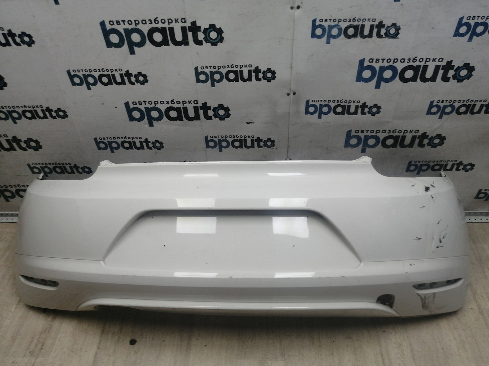 Пример детали Бампер задний; без паркт. (1K8807421M); Volkswagen Scirocco (2009 - 2014) /AA046041/ БУ; Оригинал; Р1, Мелкий дефект; ДхШхВ 1,75х0,53х0,59; 