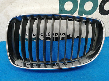 Фотография детали AA028375; Решетка радиатора левая (51137166439) для BMW 1 серия E81 E87/БУ; Оригинал; Р1, Мелкий дефект; . Фото номер 1