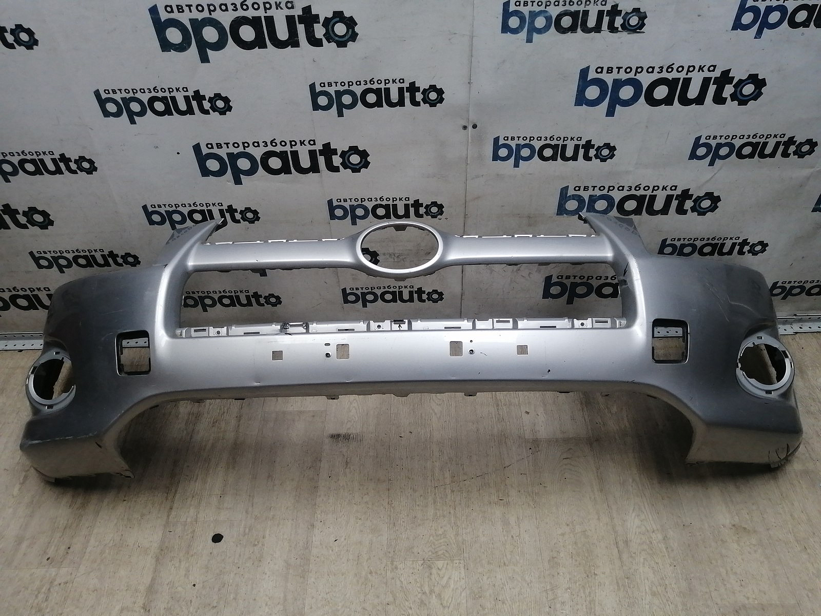 Пример детали Бампер передний; без паркт.; под омыват. (52119-42730); Toyota Rav4 30 рест. V 2.4 (2009 - 2010) /BA000240/ БУ; Оригинал; Р1, Мелкий дефект; 