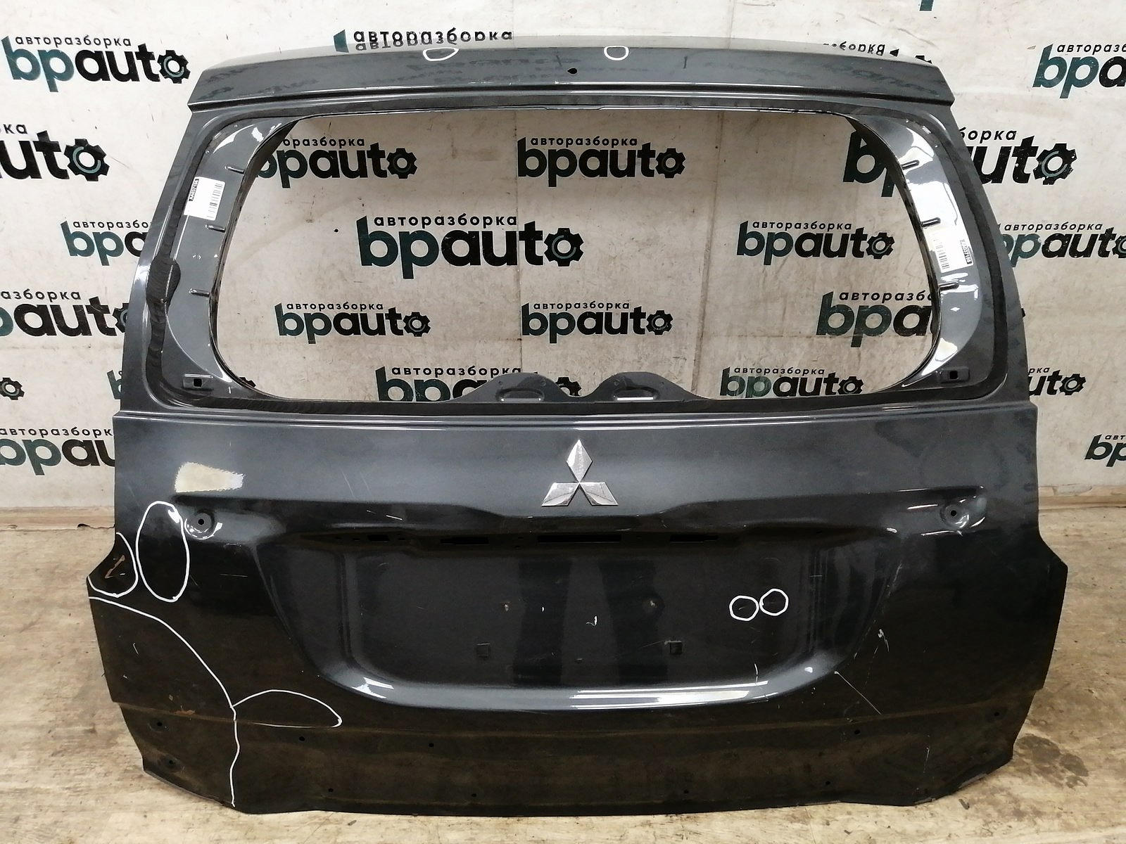 Пример детали Крышка багажника (5801B684); Mitsubishi Pajero Sport III (2015-2020) /AA037156/ БУ; Оригинал; Р2, Удовлетворительное; 