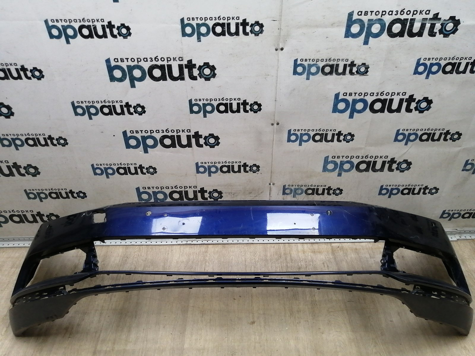 Фотография детали AA045040; Бампер передний; под паркт.; под омыват. (3G0807221A) для Volkswagen Passat/БУ; Оригинал; Р1, Мелкий дефект; . Фото номер 1