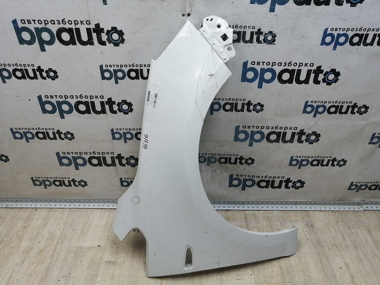 Пример детали Крыло переднее правое (13302208); Opel Astra J рест. Sedan (2012 - 2015), J рест. HB 5D (2012 - 2015), J рест. Wagon (2012 - 2015) /AA046316/ БУ; Оригинал; Р2, Удовлетворительное; 