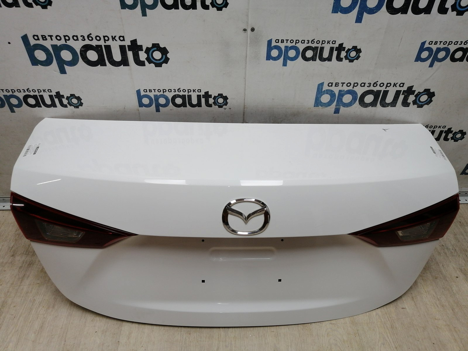 Пример детали Крышка багажника (BHY1-5261X); Mazda 3 III (BM) Sedan (2013-2016), III (BM) рест. Sedan (2016-2018) /AA045243/ БУ; Оригинал; Р1, Мелкий дефект;