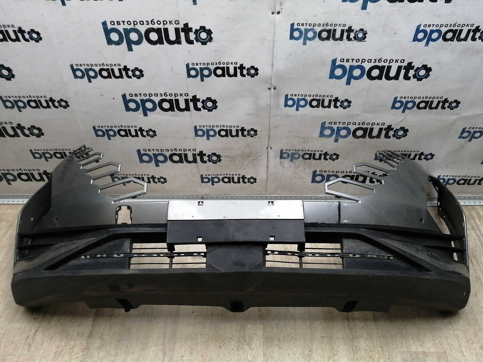 Пример детали Бампер передний; под паркт.; без омыват. (602002155AA); Omoda C5 (2022- н.в.) /AA045843/ БУ; Оригинал; Р1, Мелкий дефект; 