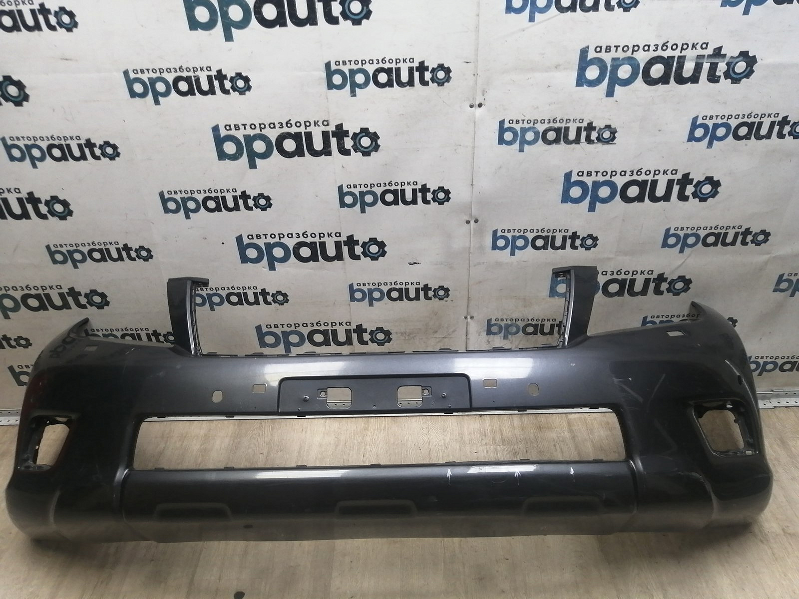 Пример детали Бампер передний; под паркт.; под омыват. (52119-60E01); Toyota Land Cruiser Prado 150 (2010 — 2013) /AA046003/ БУ; Оригинал; Р1, Мелкий дефект; ДхШхВ 1,97х0,57х0,61; 