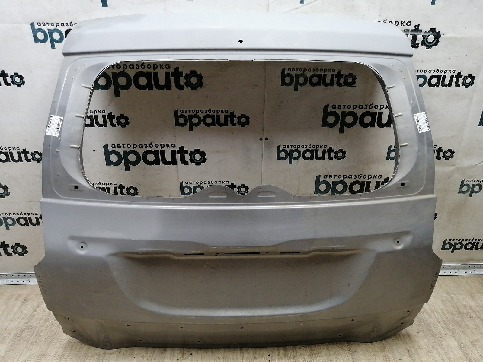 Пример детали Крышка багажника (5801C508); Mitsubishi Pajero Sport III рест. (2019-н.в.) /AA044336/ Нов с деф; Оригинал; Р1, Мелкий дефект; 