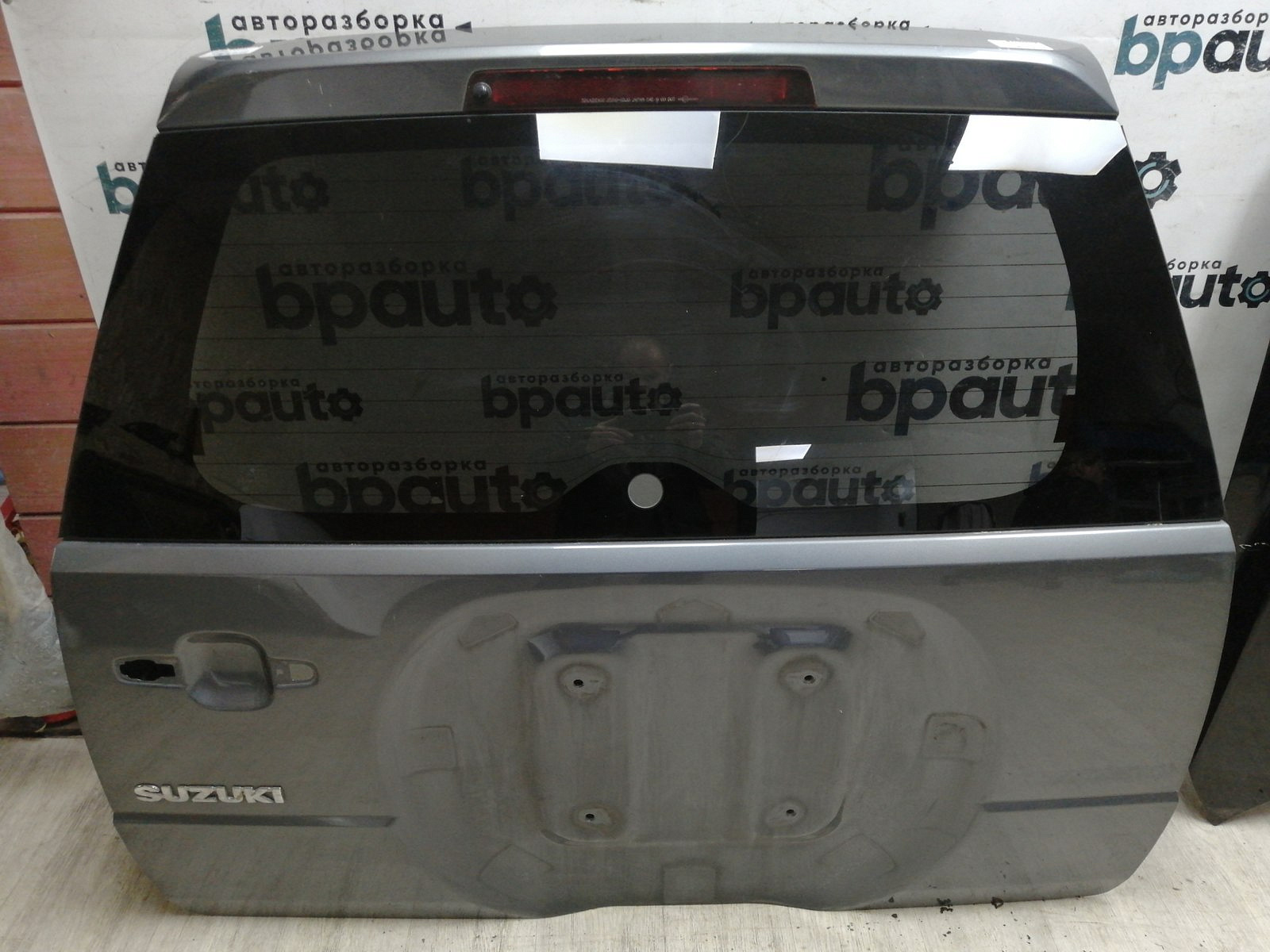 Пример детали Крышка багажника (6910065830); Suzuki Grand Vitara III (2005 — 2008), III рест. (2009 — 2012), III рест.2 (2012 — 2015) /AA045285/ БУ; Оригинал; Р1, Мелкий дефект; 